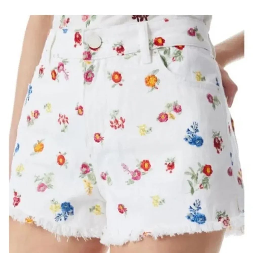 Alice & Olivia **NWT** Amazing Embroidered High Rise Vintage Short in Off White